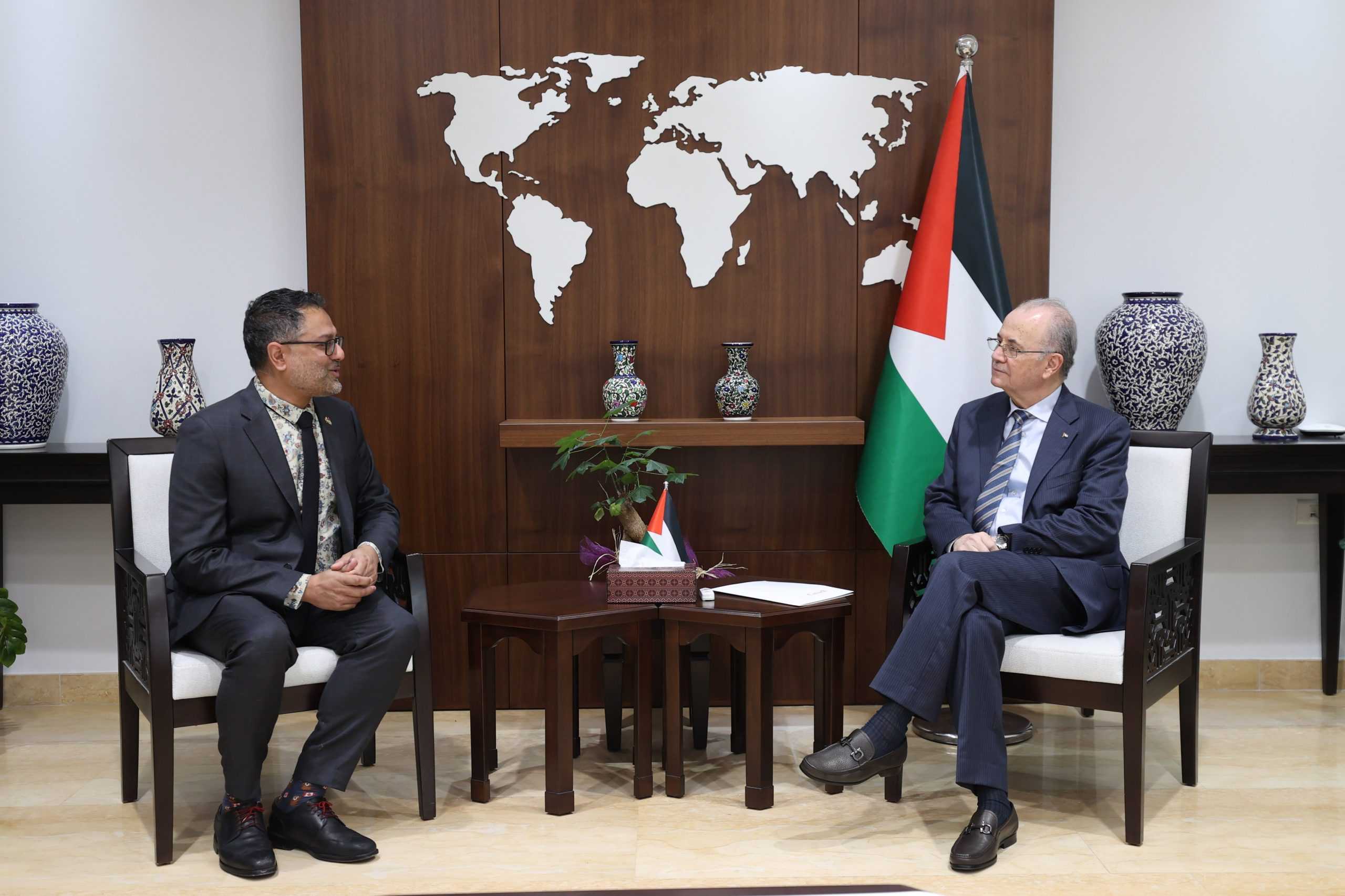 مصطفى يبحث مع ممثل كندا دعم تنفيذ برنامج الحكومة الإصلاحي وإغاثة قطاع غزة