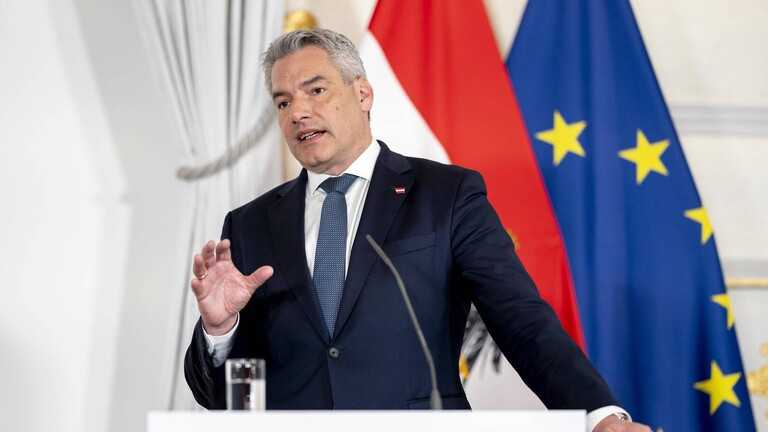 المستشار النمساوي يعلن عدم تأييده لسياسة ماكرون "غير المنضبطة" بشأن إنهاء الحرب في أوكرانيا