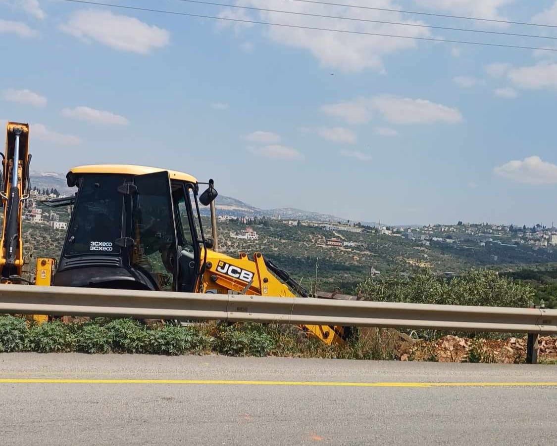 تجريف مساحات لشق طريق استيطاني في ديراستيا شمال غرب سلفيت
