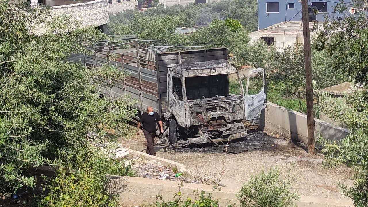 المستوطنون يحرقون منازل فلسطينية في عين الحلوة بالأغوار الشمالية
