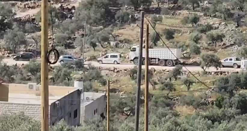 الاحتلال يصادر شاحنتين بدير بلوط غرب سلفيت