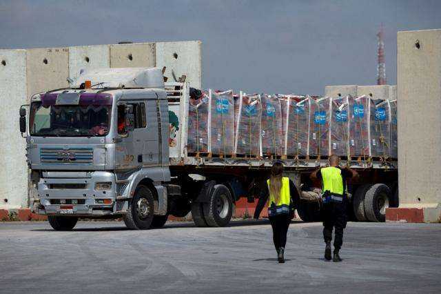 الجيش الإسرائيلي : قريباً ستدخل 500 شاحنة مساعدات إلى القطاع يومياً وبناء معبر بري جديد