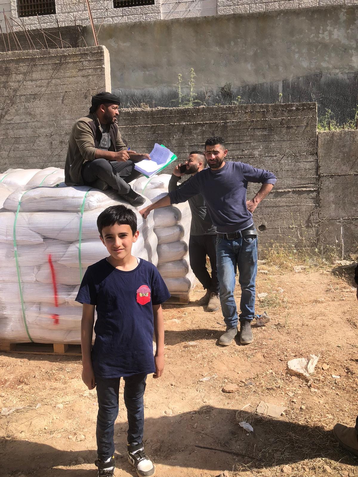 وزارة الزراعة توزع 364 طن من الحبوب على مربي الأغنام بشمال غرب القدس