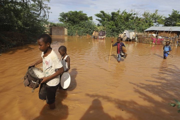 كينيا وتنزانيا في حال تأهب مع اقتراب اعصار وسط فيضانات مدمرة