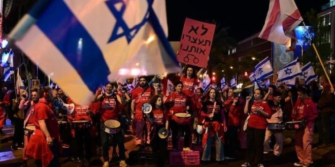 مئات الإسرائيليين يتظاهرون مطالبين بالإفراج عن الأسرى وإجراء انتخابات