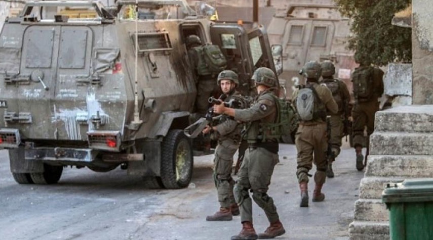 الاحتلال يعتقل 18 مواطنا من الضفة الغربية بينهم أطفال وصحفي
