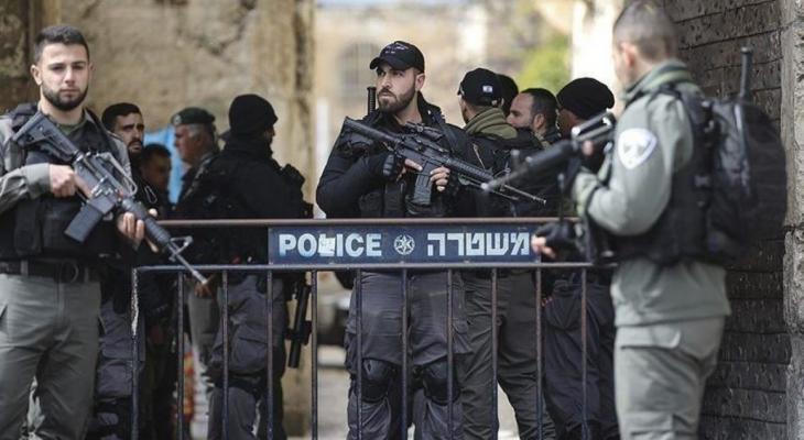 شرطة الاحتلال تعتدي على شبان في منطقة باب الاسباط وتمنعهم من دخول الأقصى
