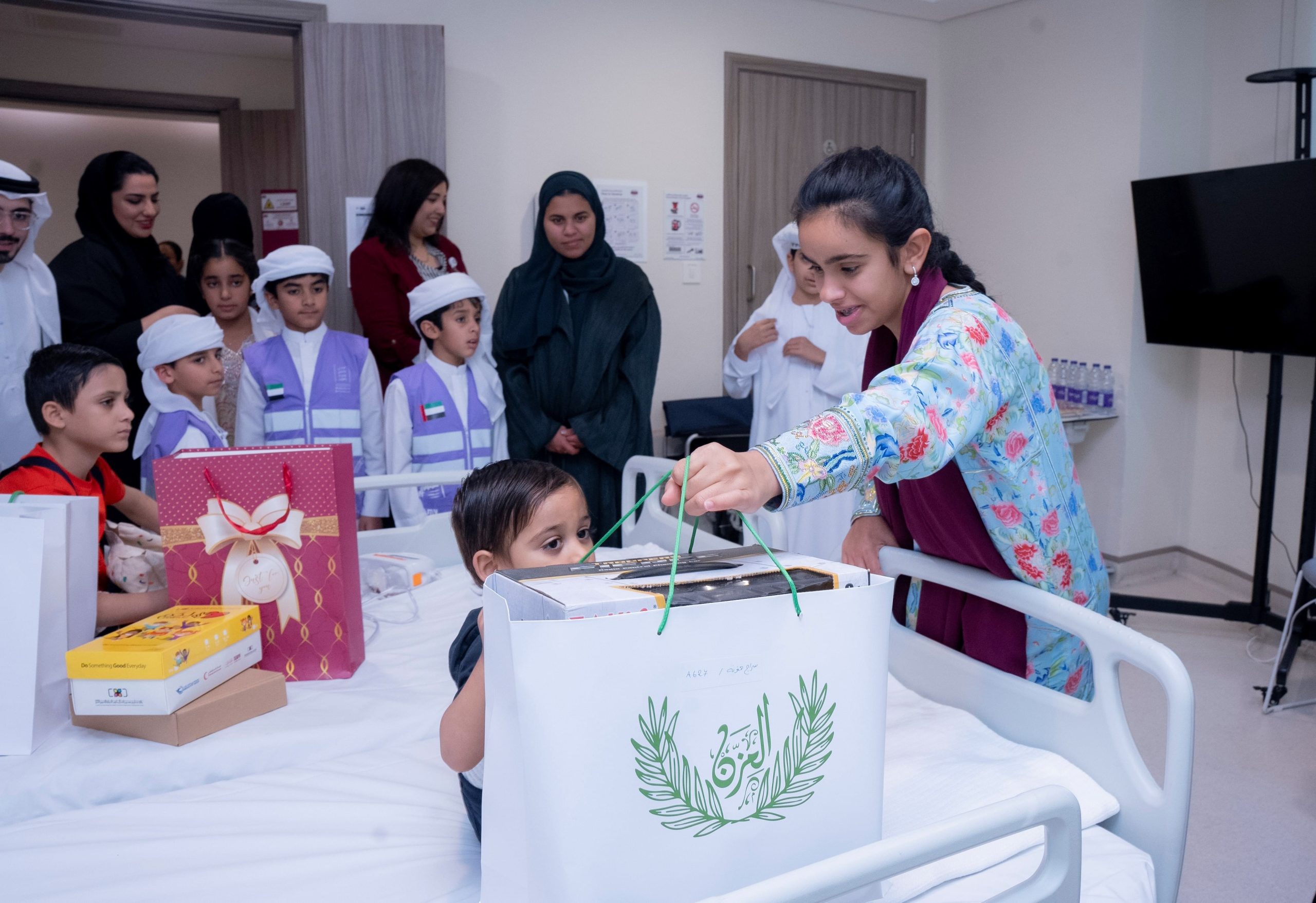 وفد من البرلمان الإماراتي للطفل يزور أطفال غزة بمدينة خليفة الطبية