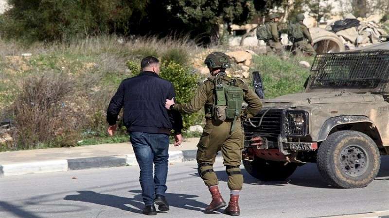 الاحتلال يعتقل ثلاثة مواطنين من بيت أمر شمال الخليل
