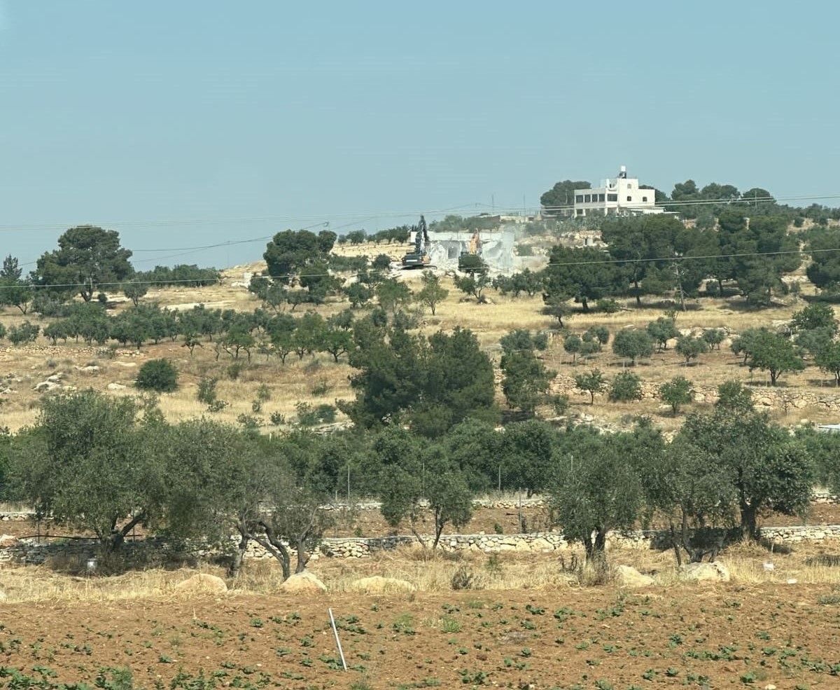 الاحتلال يهدم منزلا ويجرف أراضي مزروعة شرق الخليل