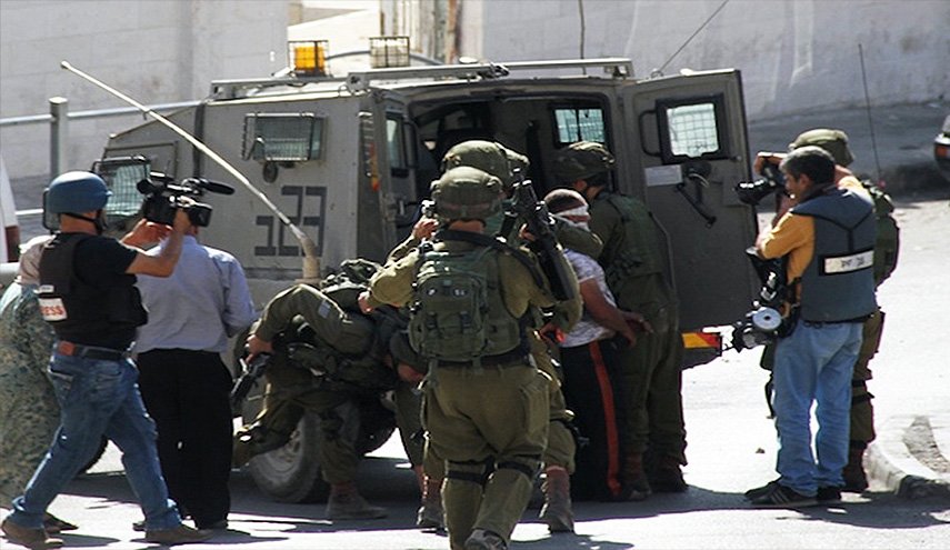 الاحتلال يعتقل 15 مواطنا من الضفة الغربية
