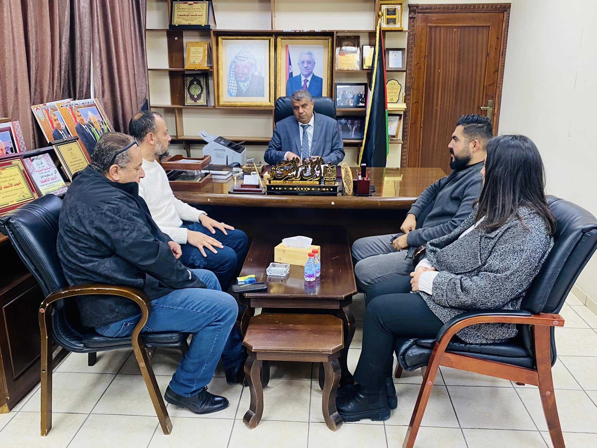 محافظ طوباس و الاغوار الشمالية احمد اسعد يستقبل المدير العام لـ شركة العصر الاتي للطاقة ايمن ابو دية
