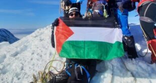 متسلقون الجبال من اليونان يرفعون علم فلسطين على قمة أعلى جبل