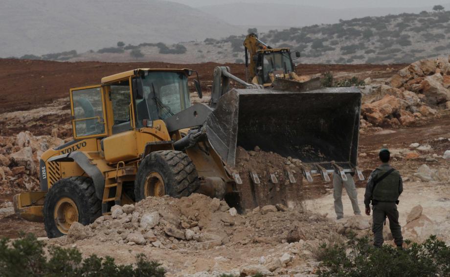 الاحتلال يواصل تجريف أراضٍ واقتلاع أشجار زيتون غرب سلفيت