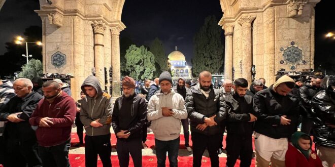 الآلاف يؤدون صلاة العشاء والتراويح في المسجد الأقصى