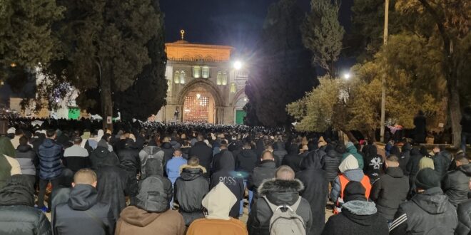 عشرات الآلاف يؤدون صلاتي العشاء والتراويح في المسجد الأقصى