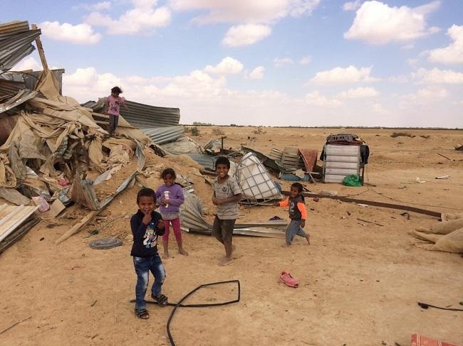 شرطة الاحتلال تهدم مساكن عائلة الوج بالنقب