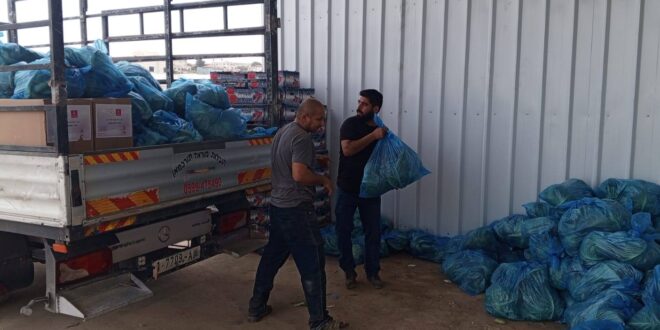 الإغاثة الزراعية بالشراكة مع بنك فلسطين يوزعان طرود خضار على النازحين في محافظتي طولكرم وجنين