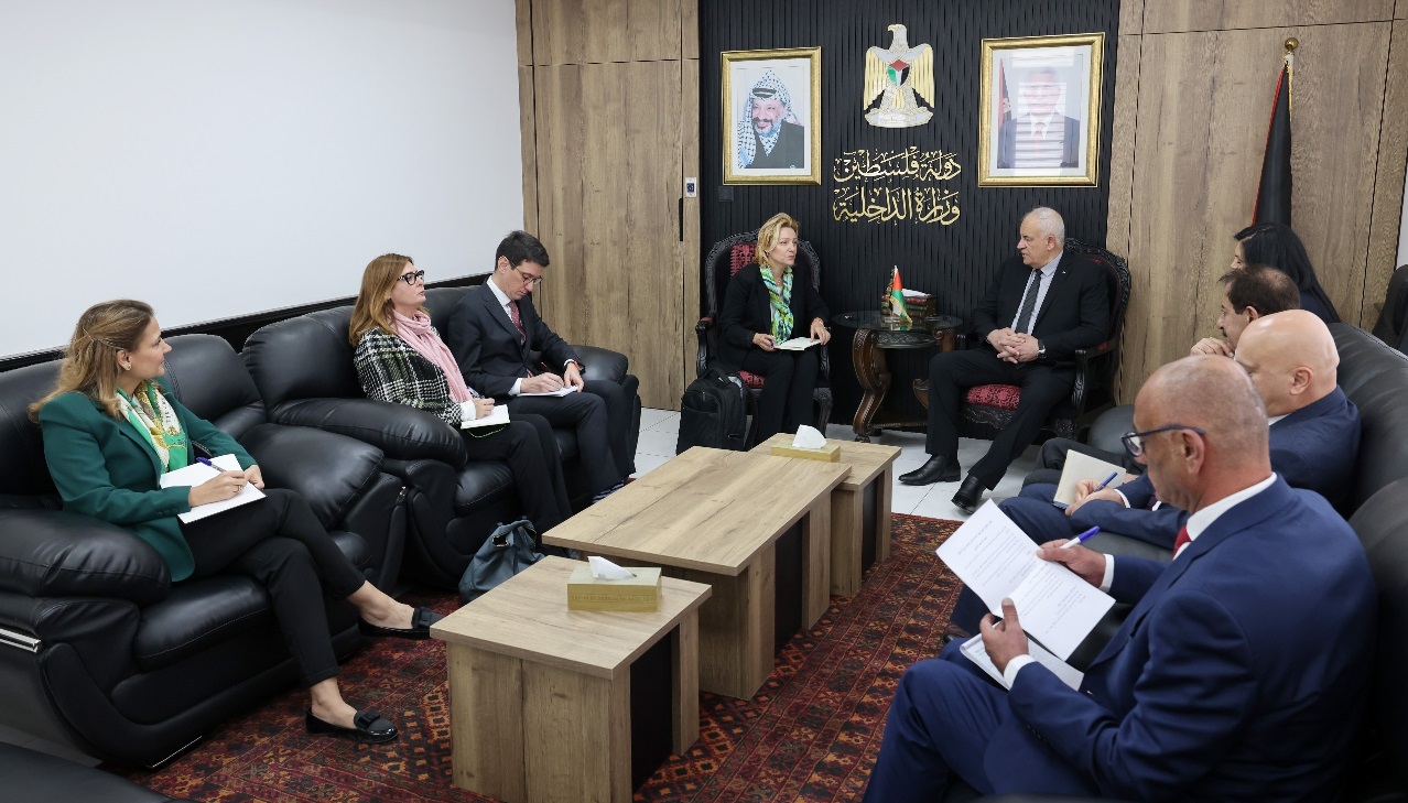 وزير الداخلية يلتقي رئيسة بعثة الاتحاد الأوروبي للمساعدة الحدودية في رفح
