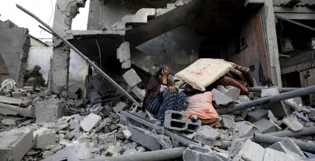 14 شهيدا بينهم أطفال جراء قصف الاحتلال مقهى ومنزلا وسط وجنوب قطاع غزة