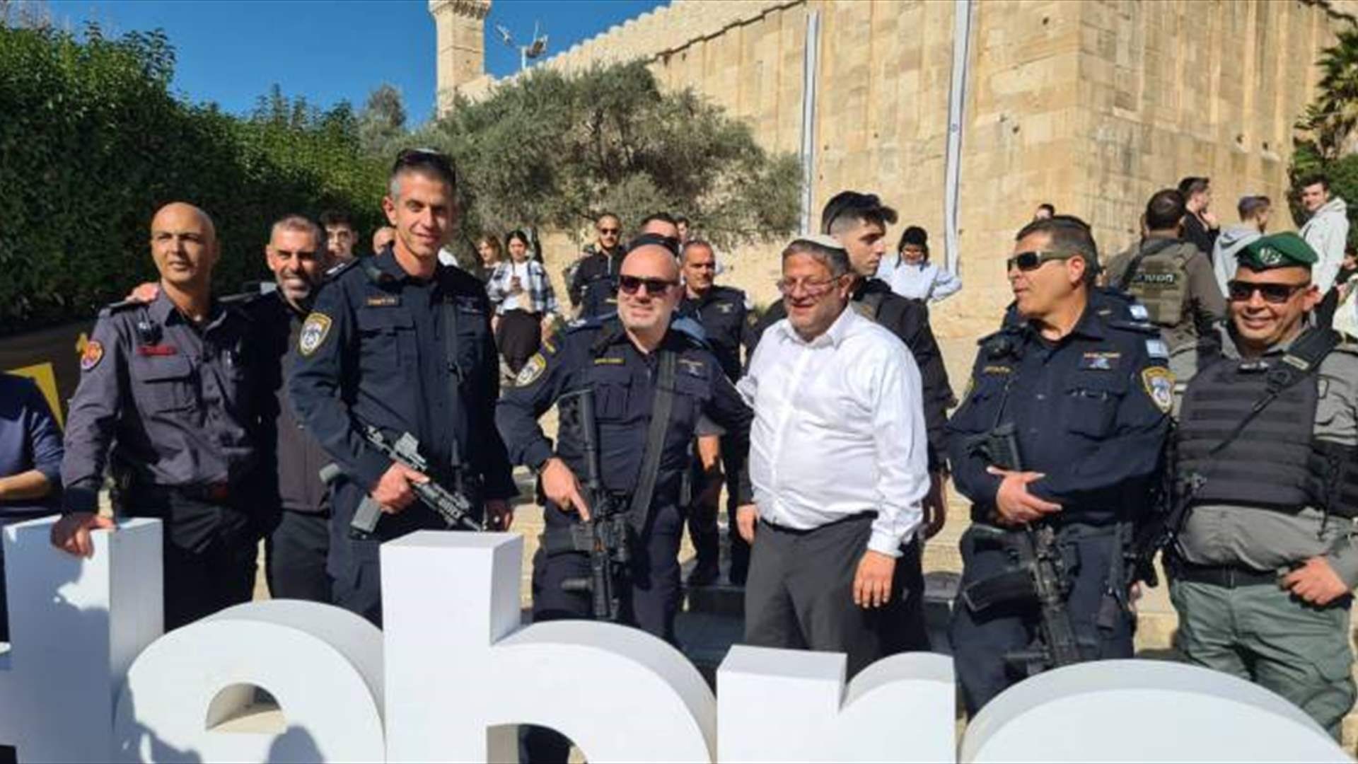 بن غفير وآلاف المستوطنين يقتحمون الحرم الإبراهيمي الشريف في الخليل