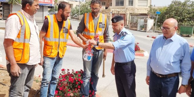 الشرطة تقدم التهاني وتوزع الهدايا على العمال بمناسبة يوم العمال في بيت لحم