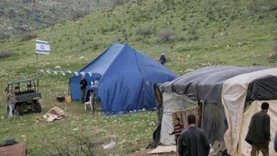 مستوطنون يقتحمون خربة سمرة في الأغوار الشمالية ويضعون أعلام الاحتلال