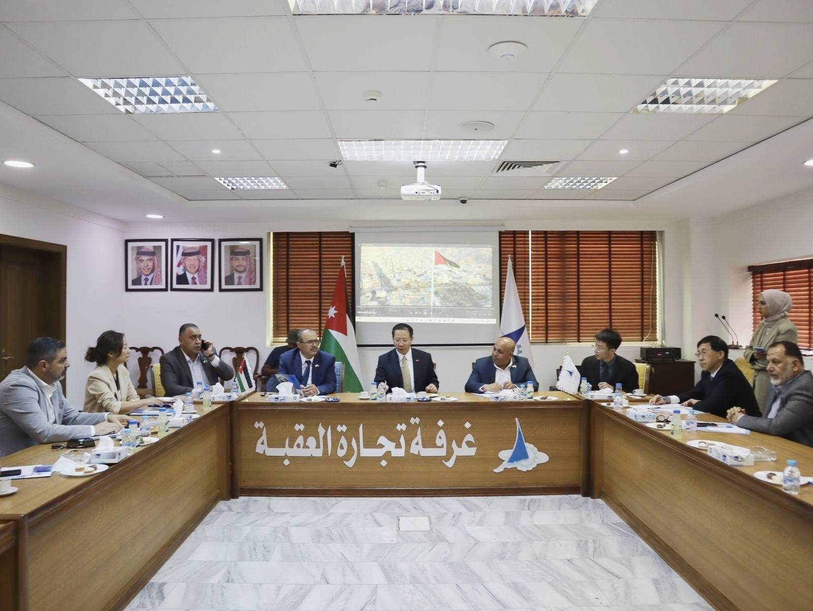 السفير الصيني لدى الأردن تشن تشوان دونغ يزور محطة حاويات العقبة وغرفة التجارة في منطقة العقبة الاقتصادية الخاصة