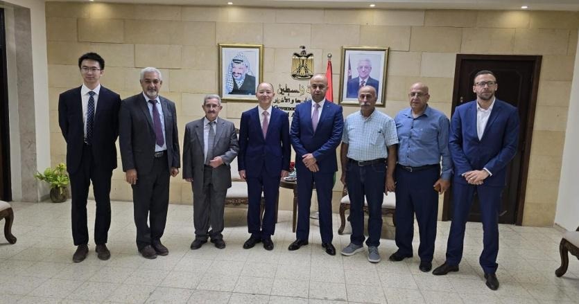 محافظ اريحا حسين حمايل يستقبل السفير الصيني تسنغ جيشن