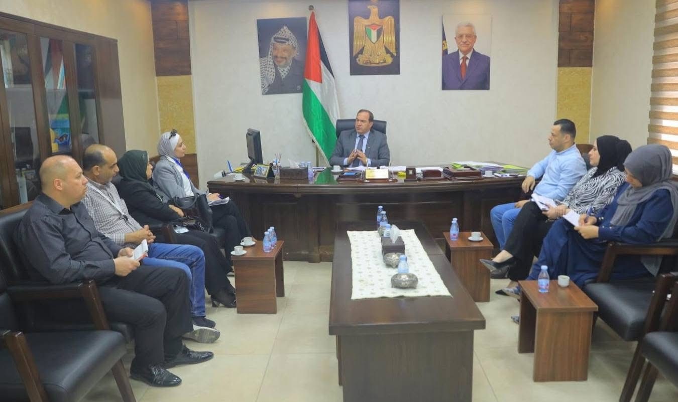محافظ طولكرم عبد الله كميل يطلع وفدا من الإعانة الإسلامية على أوضاع المحافظة