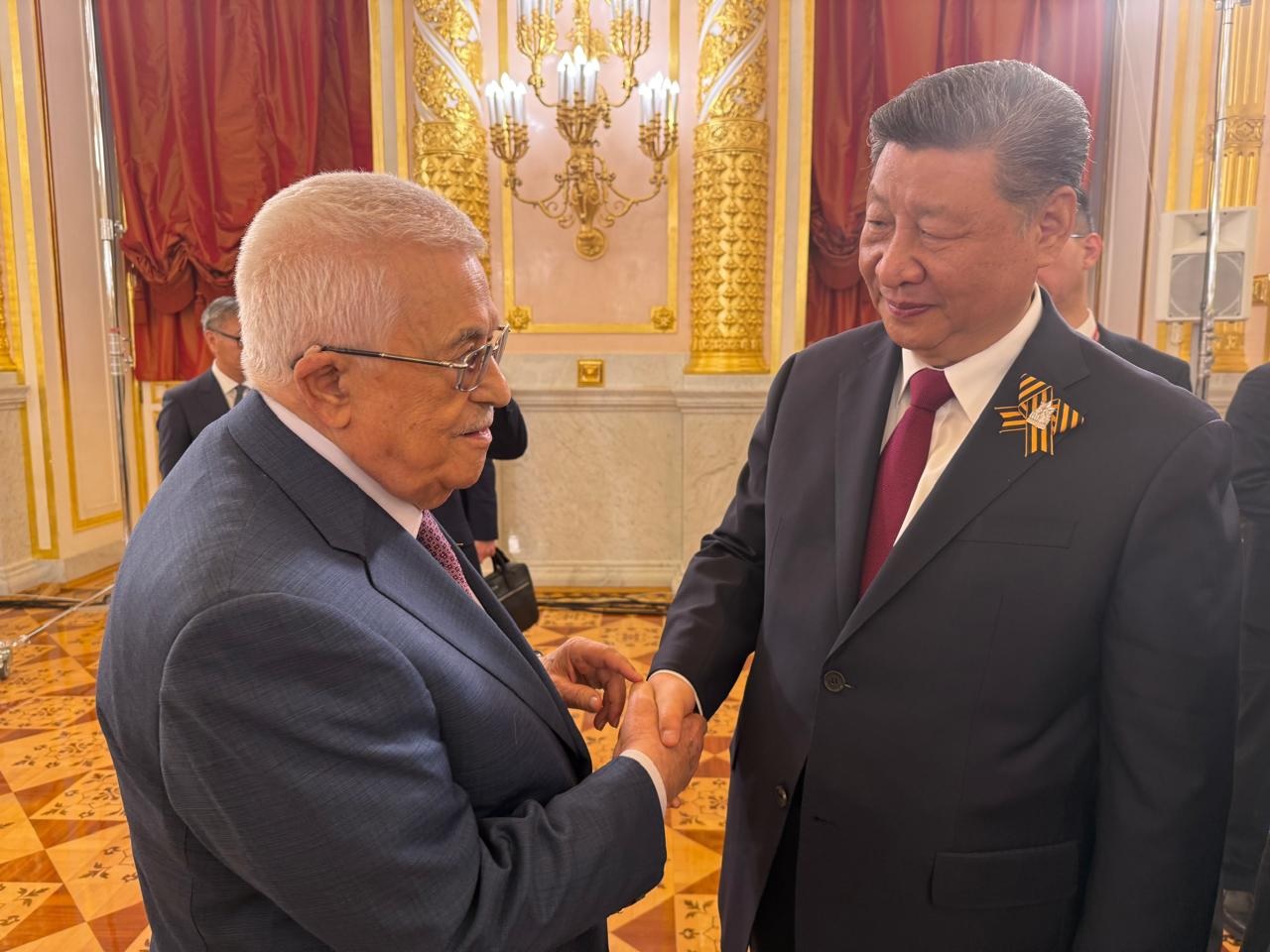 الرئيس عباس يلتقي الرئيس الصيني