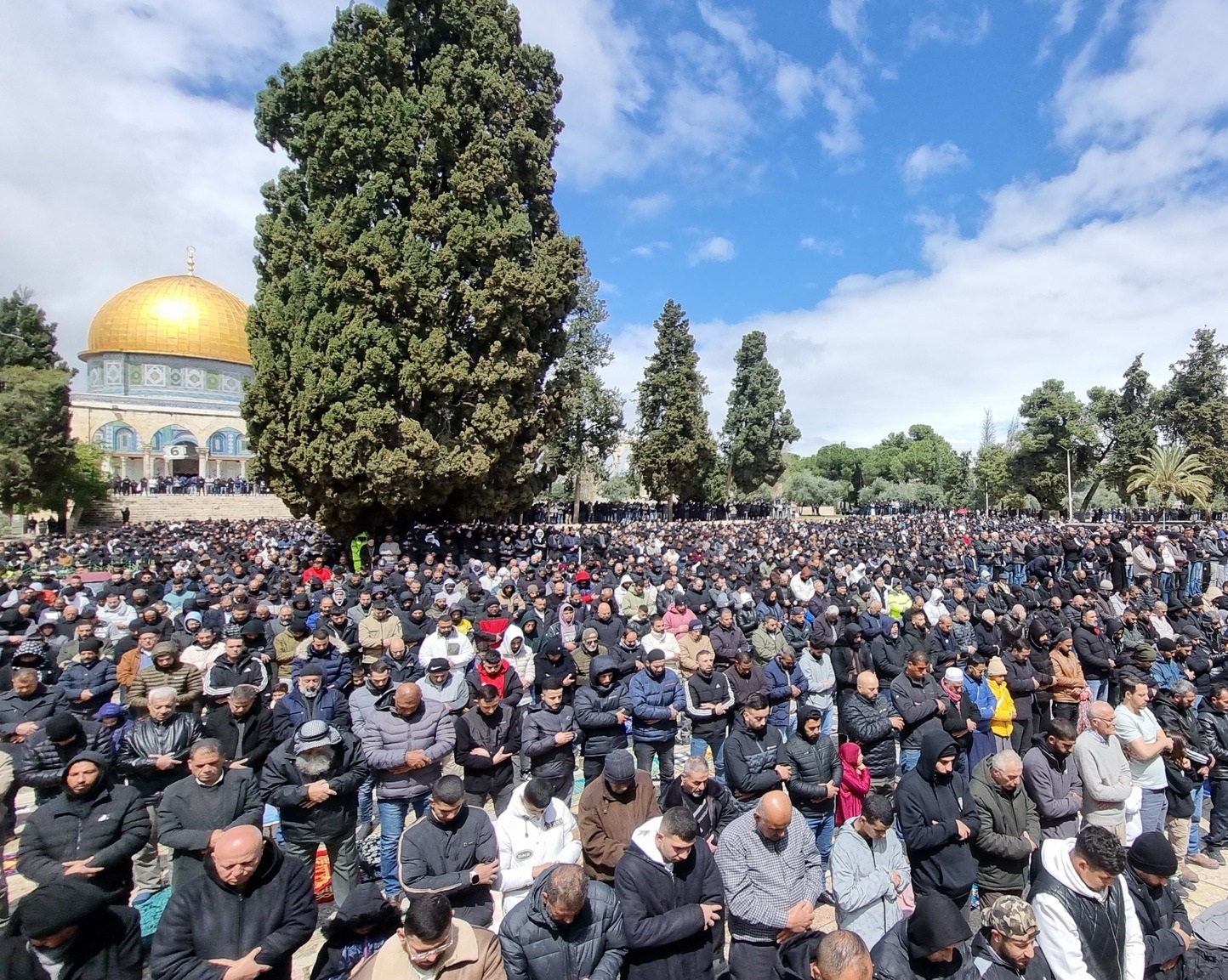 عشرات الآلاف يؤدون صلاة الجمعة في المسجد الأقصى