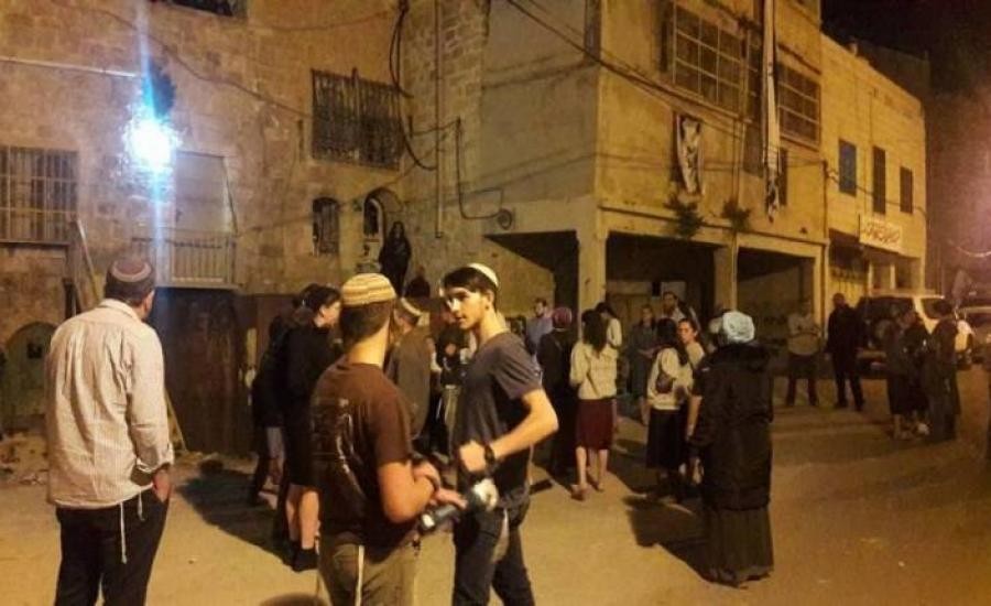 مستوطنون يهاجمون مواطنين جنوب الخليل