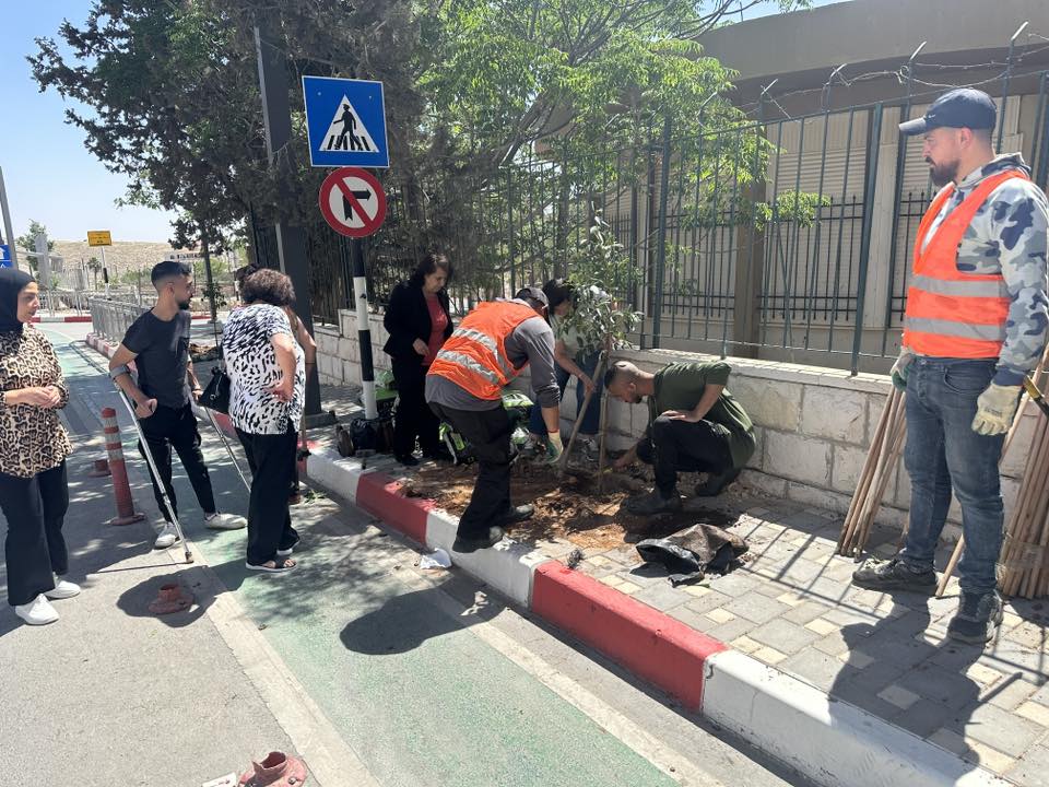 بلدية بيت ساحور تستقبل وفدًا من جمعية الشابات المسيحية لتنفيذ مبادرة "تشجير الشارع النموذجي"