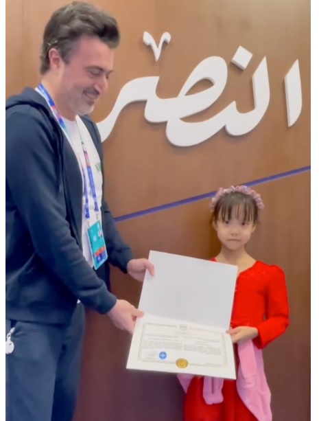 الاتحاد الإماراتي لكرة القدم يكرم طفلة صينية تقديراً لمساهمتها في تعزيز الصداقة الصينية العربية