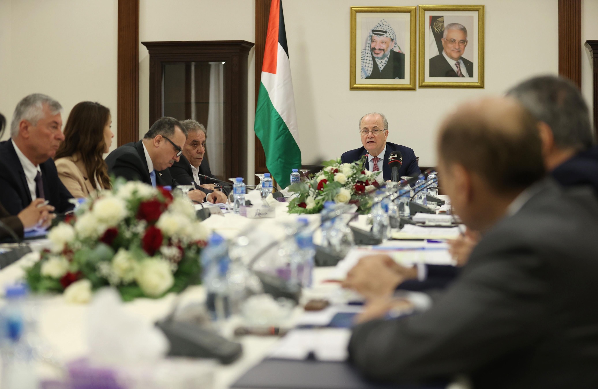 رئيس الوزراء : القيادة تعمل على الخروج من هذه الأزمة الكبيرة