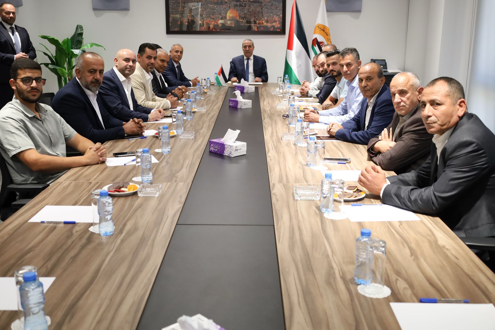 حسين الشيخ يستقبل محافظ جنين للاطلاع على آخر تطورات الحالة العامة بالمحافظة