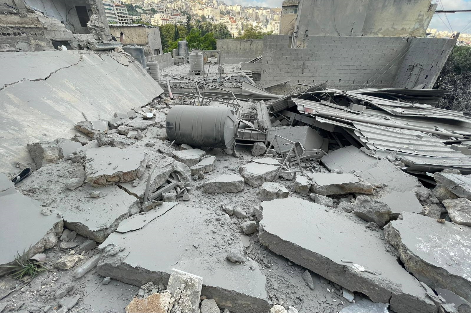 الاحتلال يفجر منزل الشهيد جعفر منى في مدينة نابلس