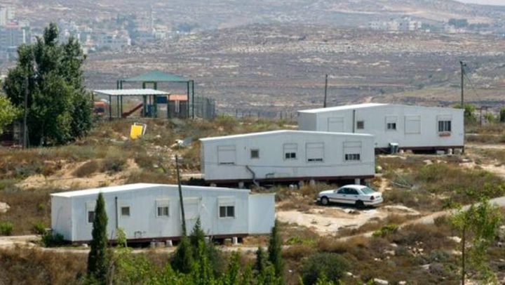 مستوطنون ينصبون خيمة ويضعون "كرفانا" على أراضي بروقين غرب سلفيت