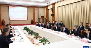 رئيس مجلس الدولة الصيني لي تشيانغ يؤكد للشركات استعداد الصين الكامل لمواجهة الصدمات الخارجية