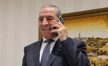 حسين الشيخ يتلقى اتصالا هاتفيا من رئيس الوزراء الأردني