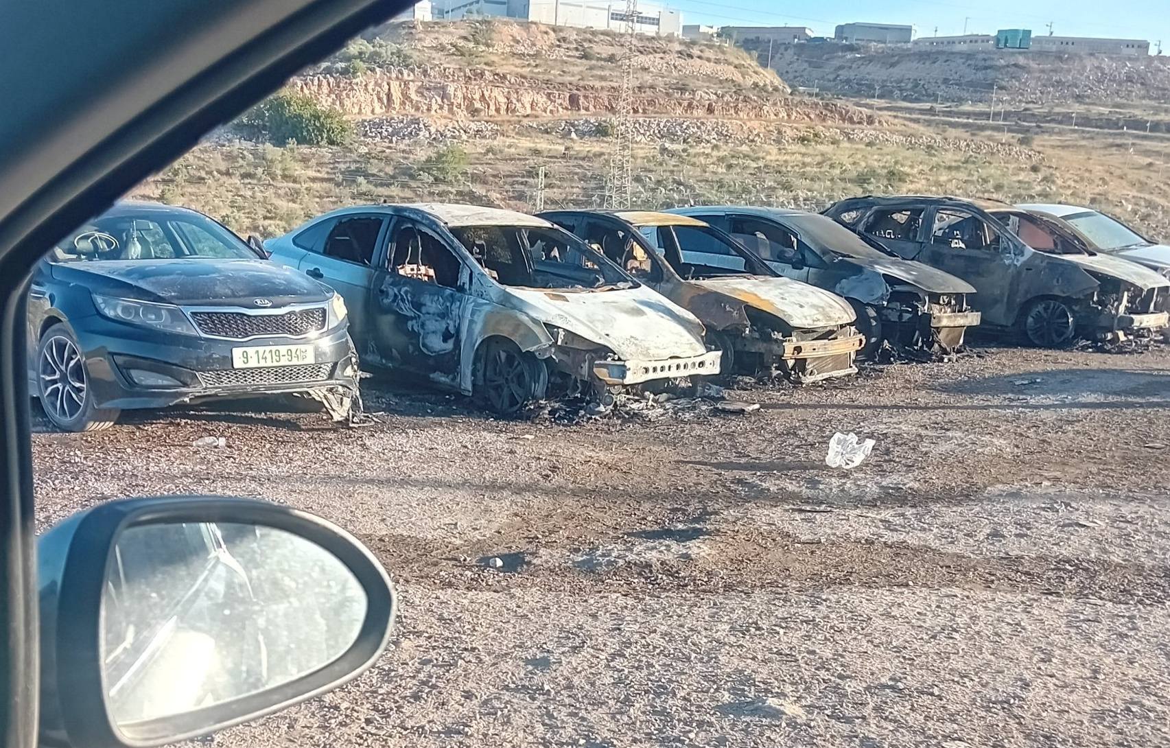 مستوطنون يحرقون 14 مركبة ويحاولون إحراق منزل غرب سلفيت