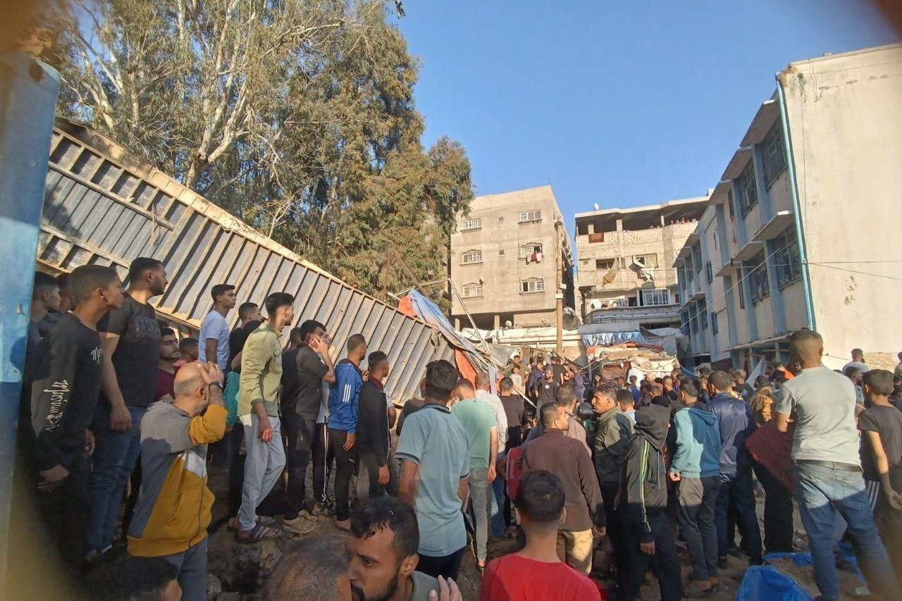 الاحتلال يرتكب مجزرة جديدة: عشرات الشهداء والجرحى في قصف مدرسة تؤوي نازحين شرق البريج بالقطاع