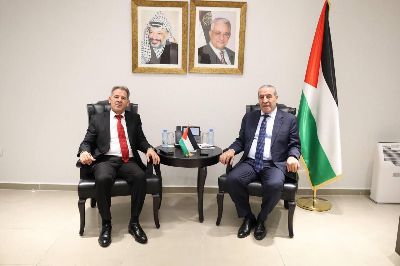 حسين الشيخ يستقبل رئيس هيئة مكافحة الفساد