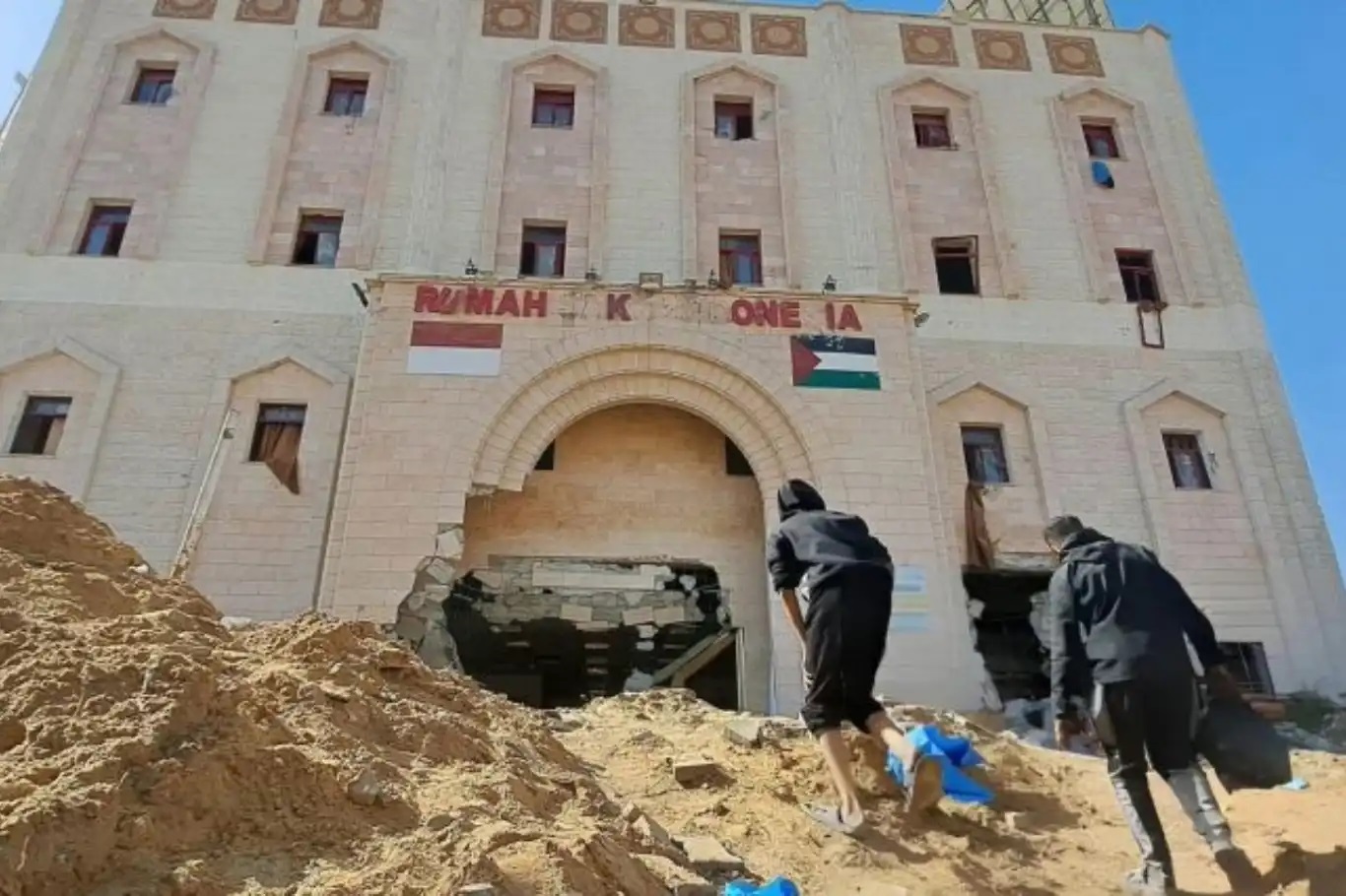 الاحتلال يحاصر المستشفى الاندونيسي شمال قطاع غزة ويستهدف قسم العناية المركزة