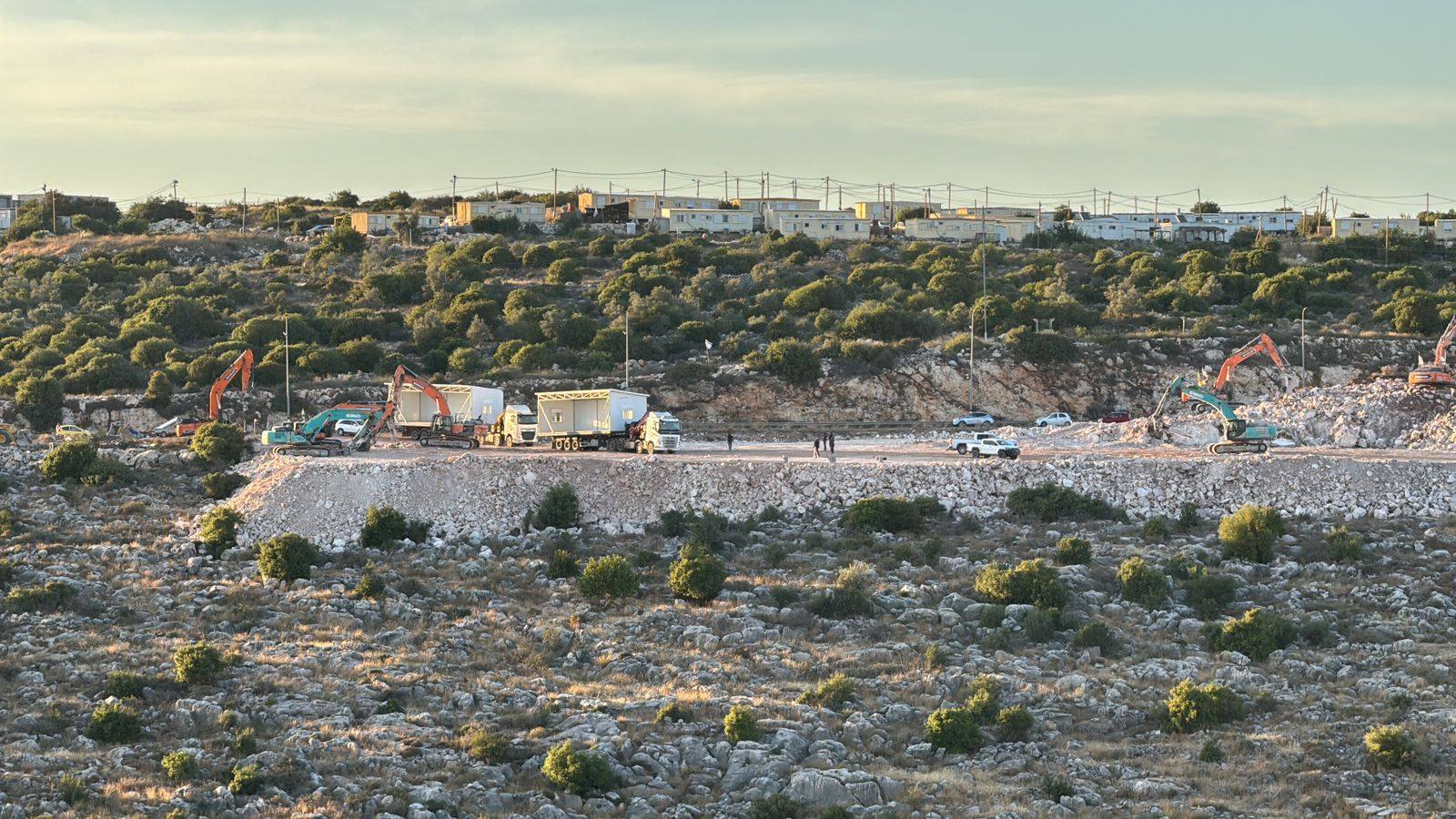 مستوطنون ينصبون كرفانات جديدة على أراضي بروقين غرب سلفيت