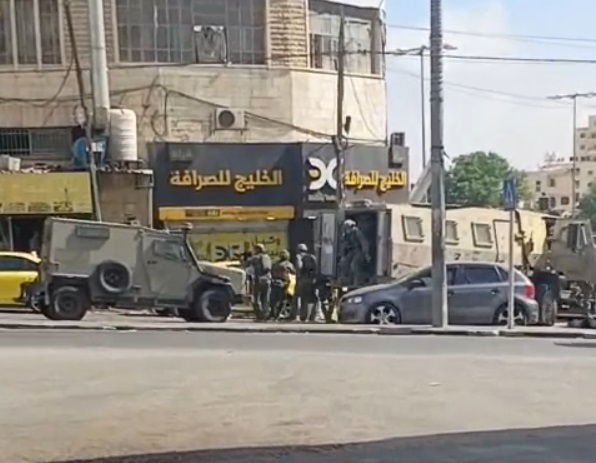 قوات الاحتلال تقتحم عدة مدن بالضفة الغربية وتداهم محلات صرافة