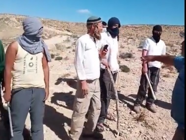الاحتلال يعتقل مواطنا ومستعمرين يعتدون على ممتلكات المواطنين في مسافر يطا جنوب الخليل