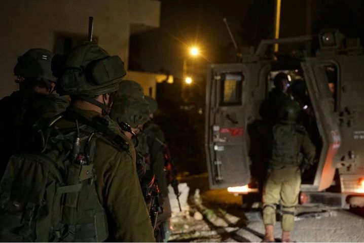 الاحتلال يعتقل مُسنا وطفلا من بيت أمر شمال الخليل