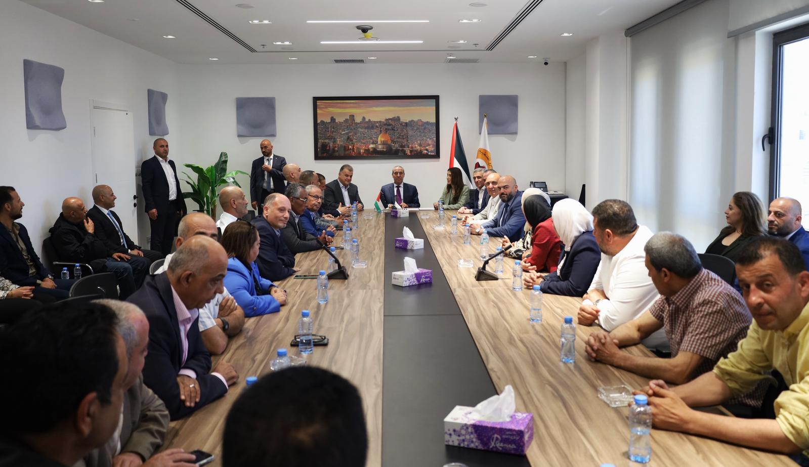 حسين الشيخ يستقبل وزيرة العمل ورئيس هيئة الشؤون المدنية وأمين عام ورؤساء اتحادات ونقابات فلسطين